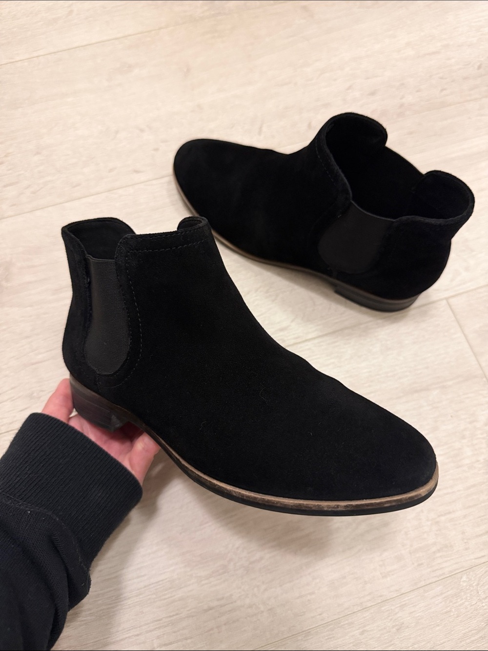 Clarks Women’s Suede Chelsea Boots size 5.5